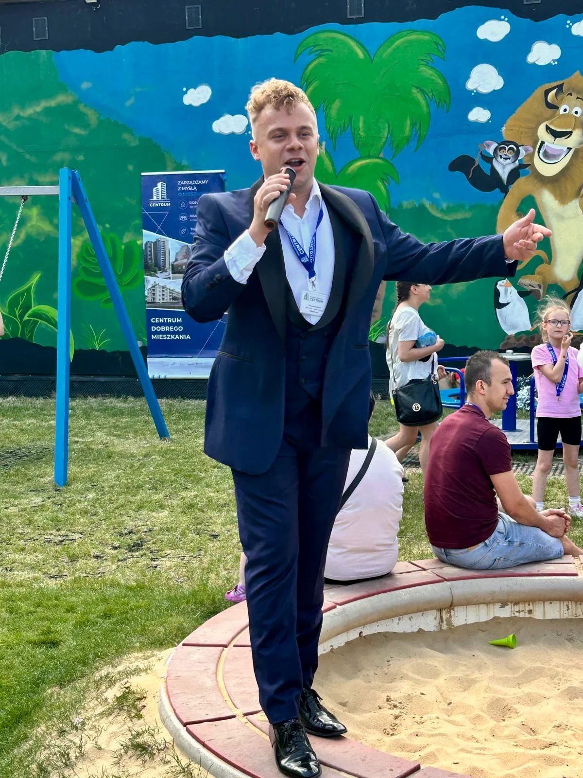 Tomasz Kostek z mikrofonem