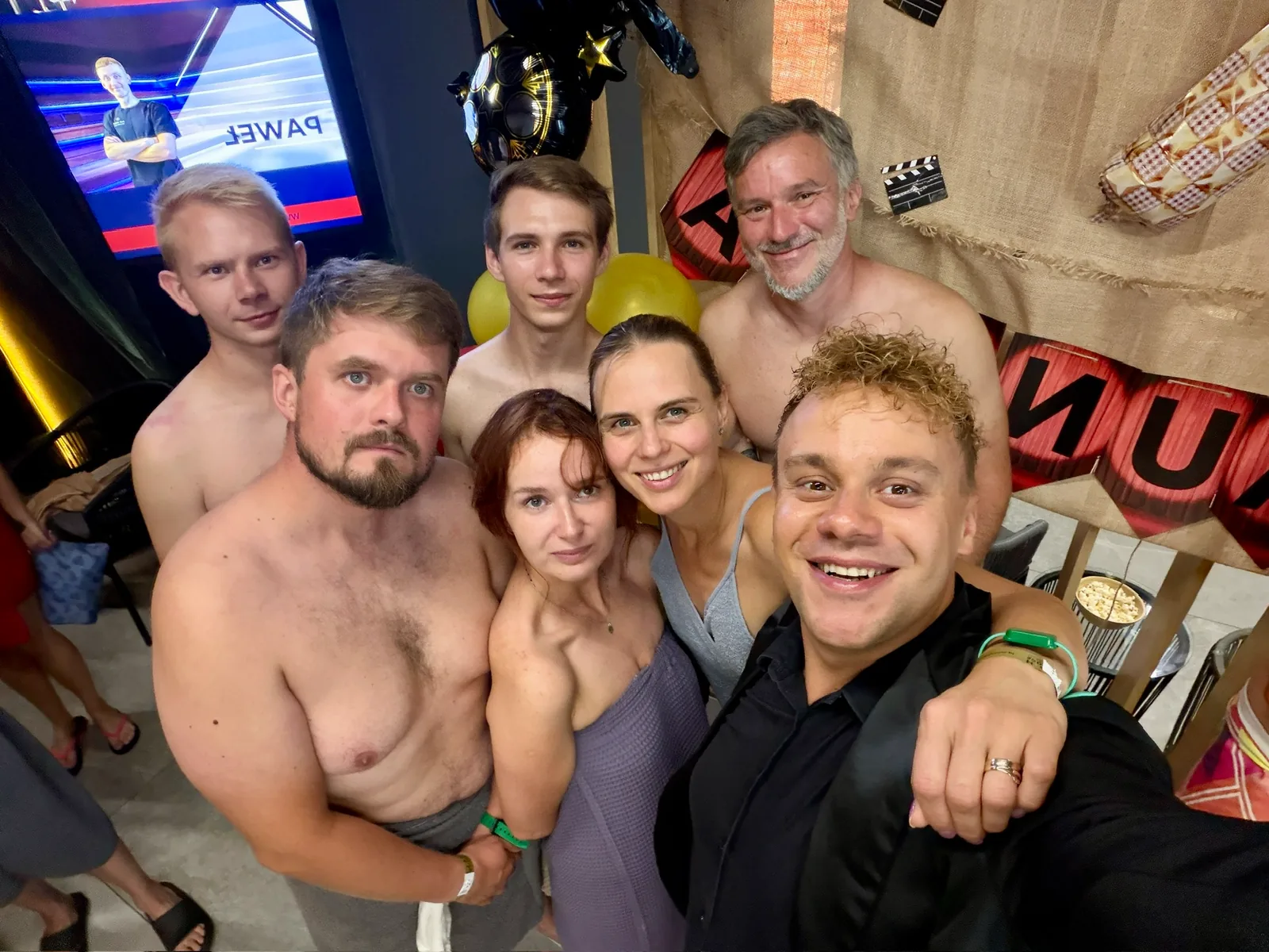 Tomasz Kostek z uczestnikami i ekipą podczas urodzin Strefy Saun